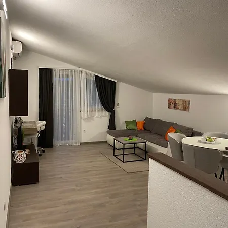 Apartment Dora *