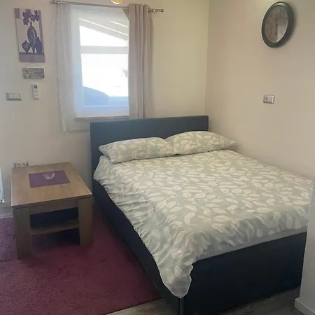 Apartment Dora *