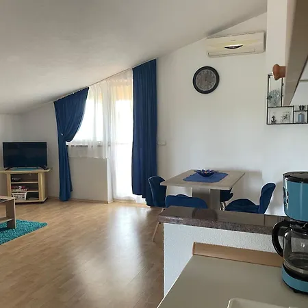 Apartment Dora *